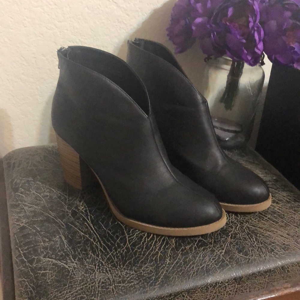 EUC Serra Black Booties with Zipper Back Size 9